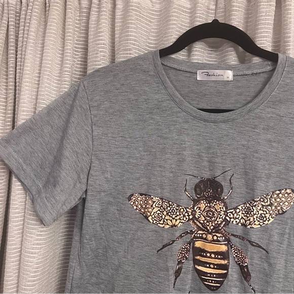 ‘Bee Kind’ Short Sleeve Graphic Tee 🐝 - Picture 4 of 7